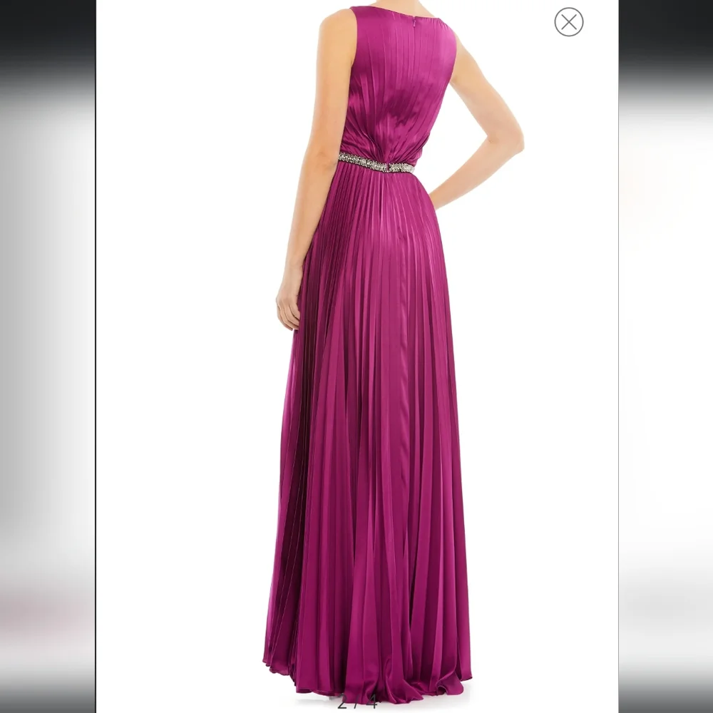 Crystal pleated satin gown - Picture 2 of 3